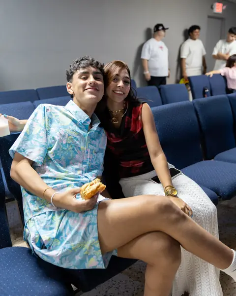 Jóvenes compartiendo en comunidad