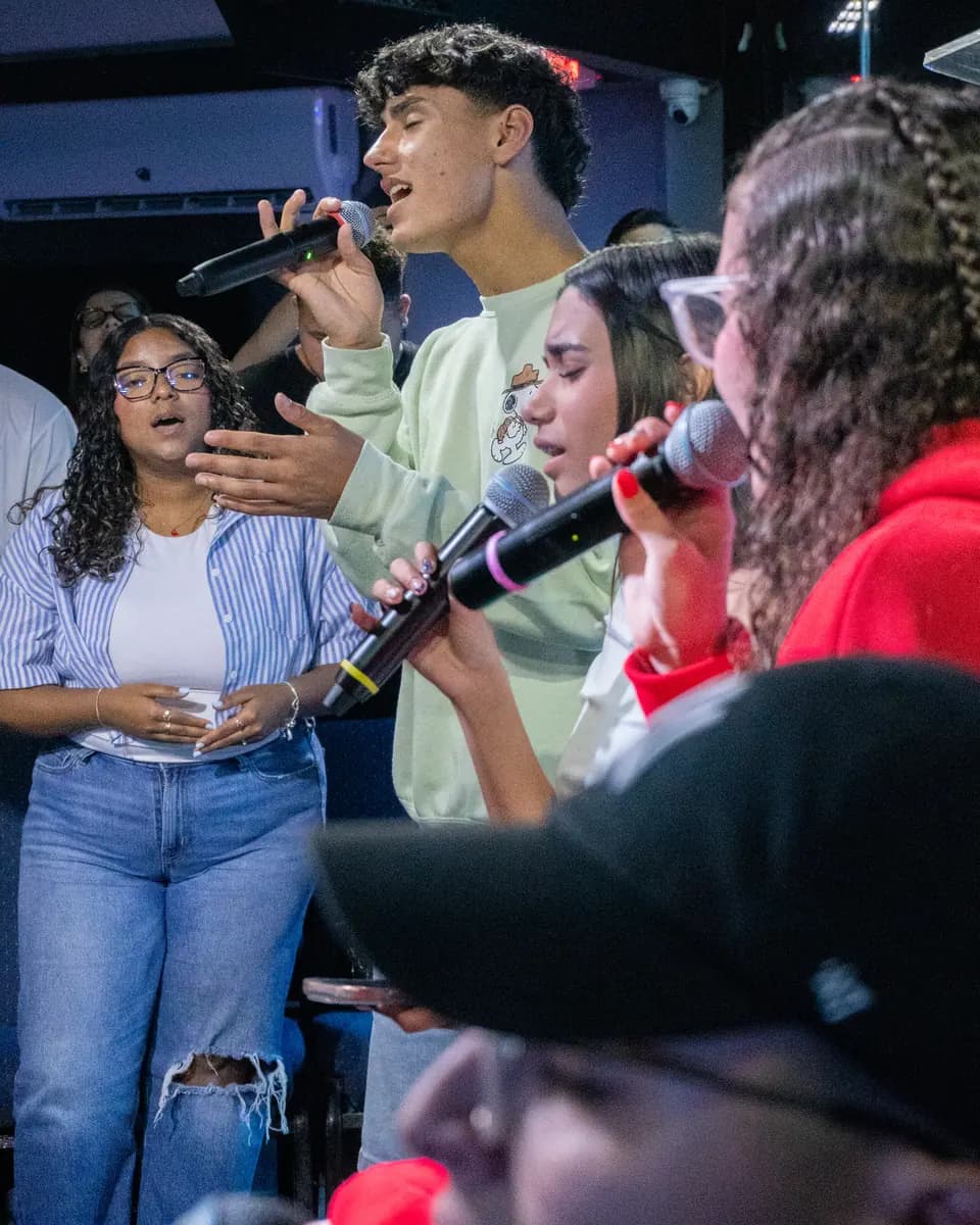 Jóvenes sirviendo con música en Influencers
